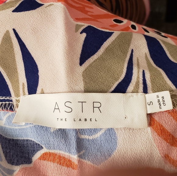 ASTR summer floral viscose off shoulder crop top - Picture 4 of 4